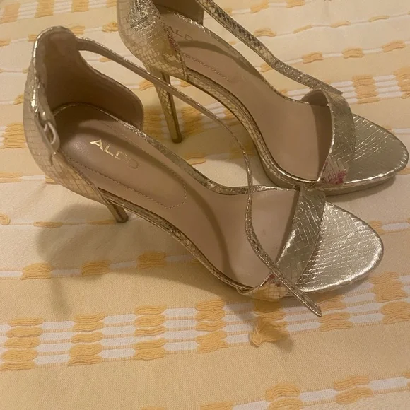 Aldo Shimmering Gold Snakeskin Heels - Picture 3 of 5